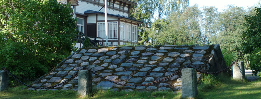 Sälinkään kartanon pihalla on vuonna 1983 pystytetty komea Torpparimuistomerkki, joka kertoo kartanon historiasta. Siihen on koottu kiviä 124 kartanon torpan pihasta.