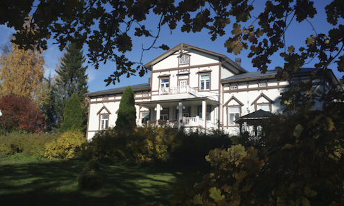 Sälinkään kartanon syksyinen takapiha