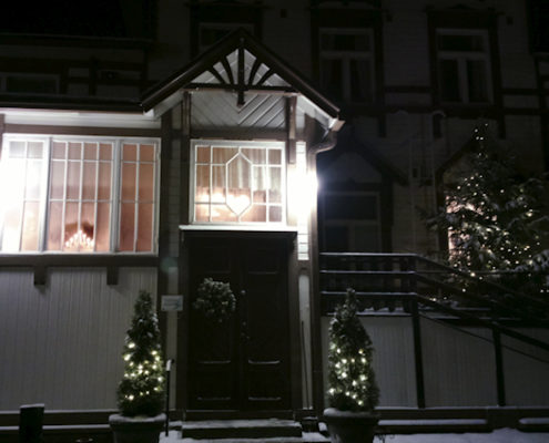 Sälinkään kartanon ovi talviyönä