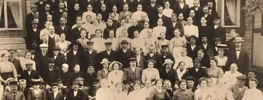 Torpparit 1912 kartanon edessä