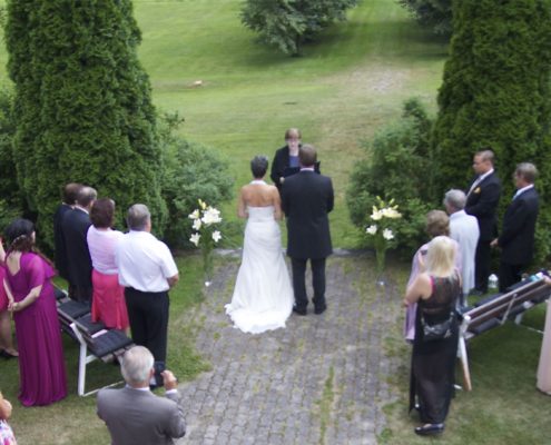 Vihkiminen Sälinkään kartanon pihalla